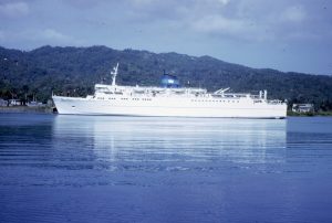 Cruise boat